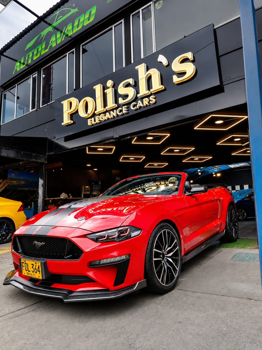 Ford Mustang rojo detallado en Polish's Elegance Cars