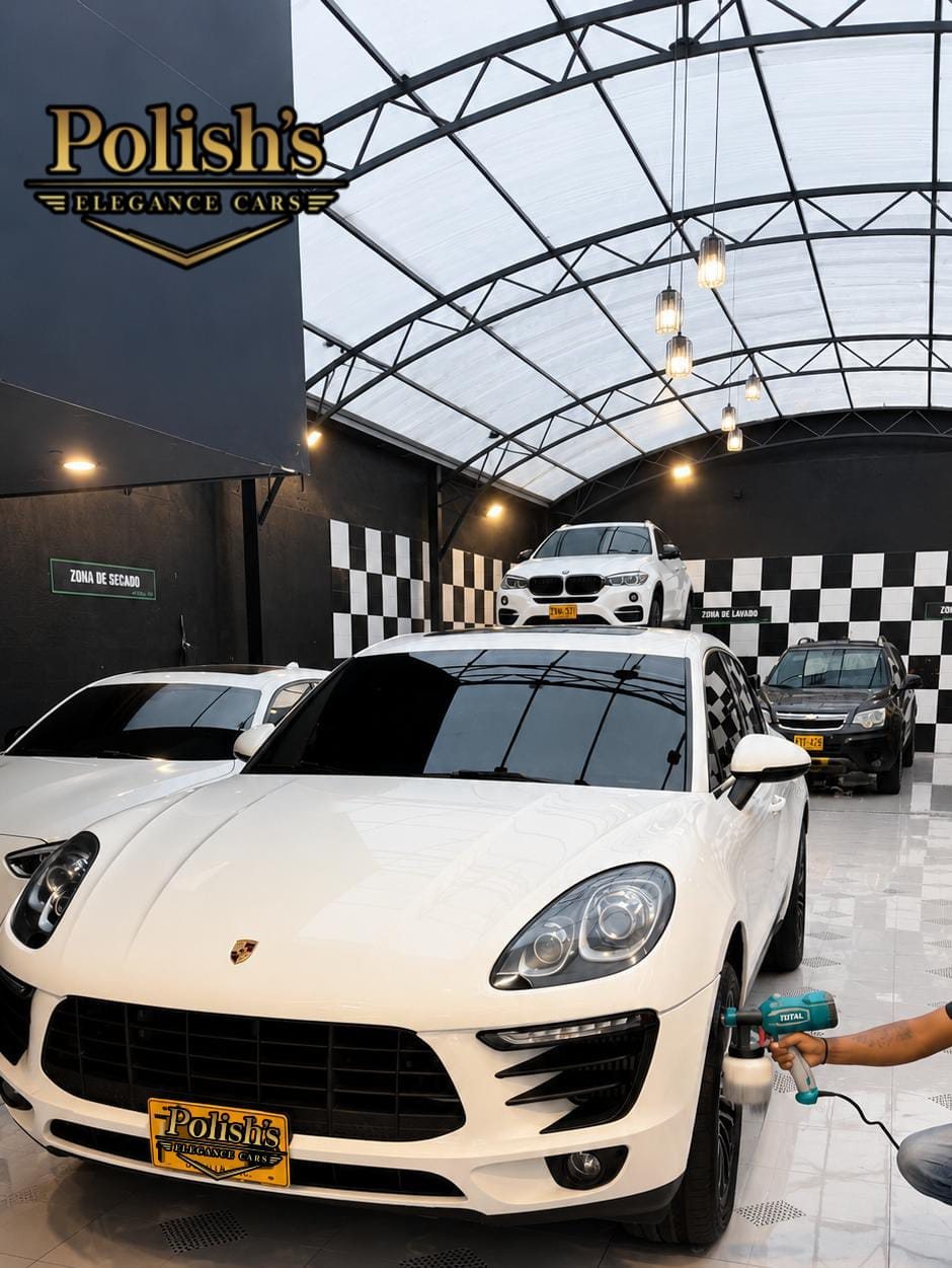 Técnico aplicando producto a un Porsche Macan blanco en el estudio de Polish's Elegance Cars